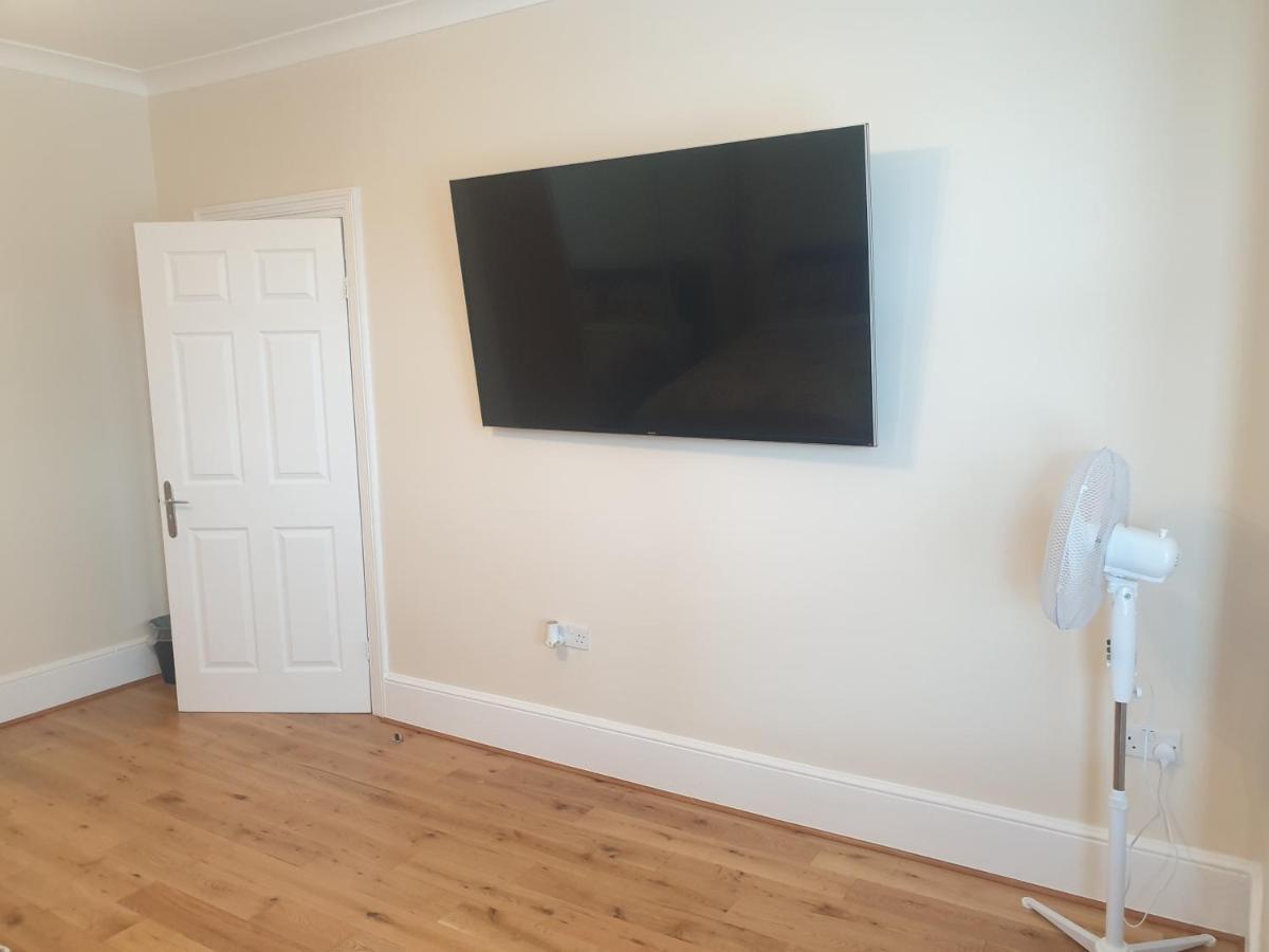 London Luxury 2 Bedroom Flat 5Min Walk From Overground, With Free Wifi, Free Parking-Sleeps X6 Ilford Eksteriør billede